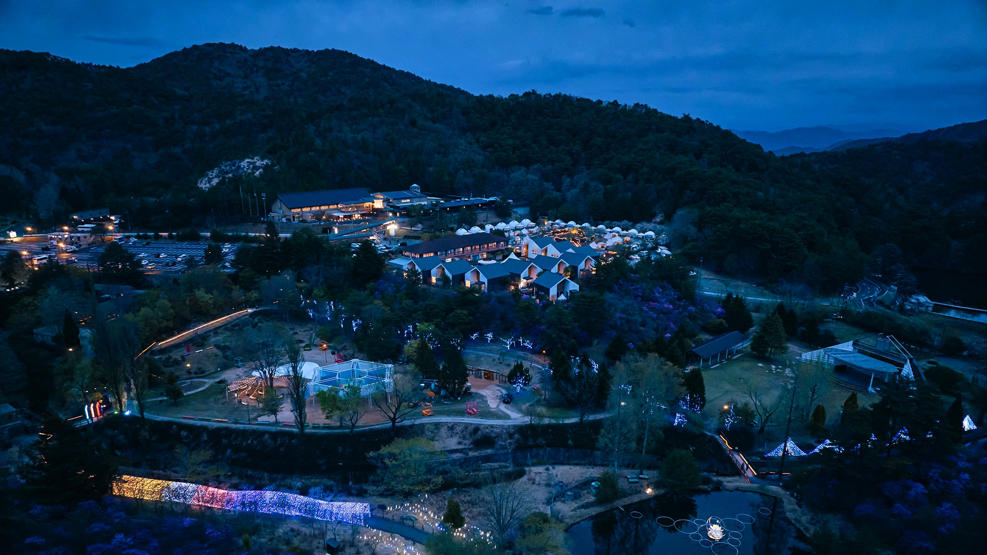 [Tampilan keseluruhan] Pada malam hari, langit di atas dipenuhi bintang. Sebuah resor dataran tinggi yang dikelilingi oleh alam.