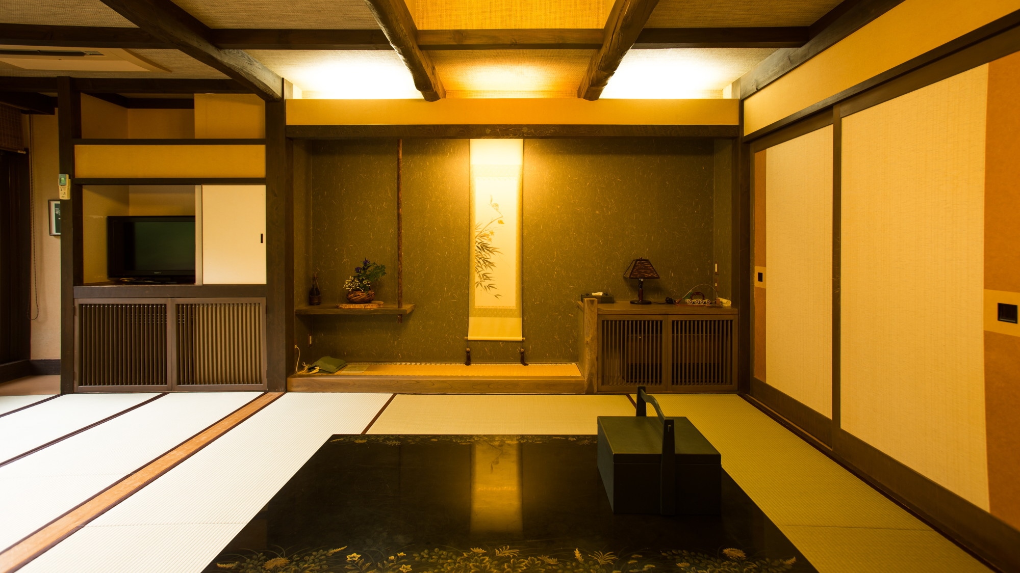 Guest room with a half open-air bath with natural hot spring water overlooking Mt. Tanigawa / Japanese-style room 10 tatami mats + 4.5 tatami mats (example)