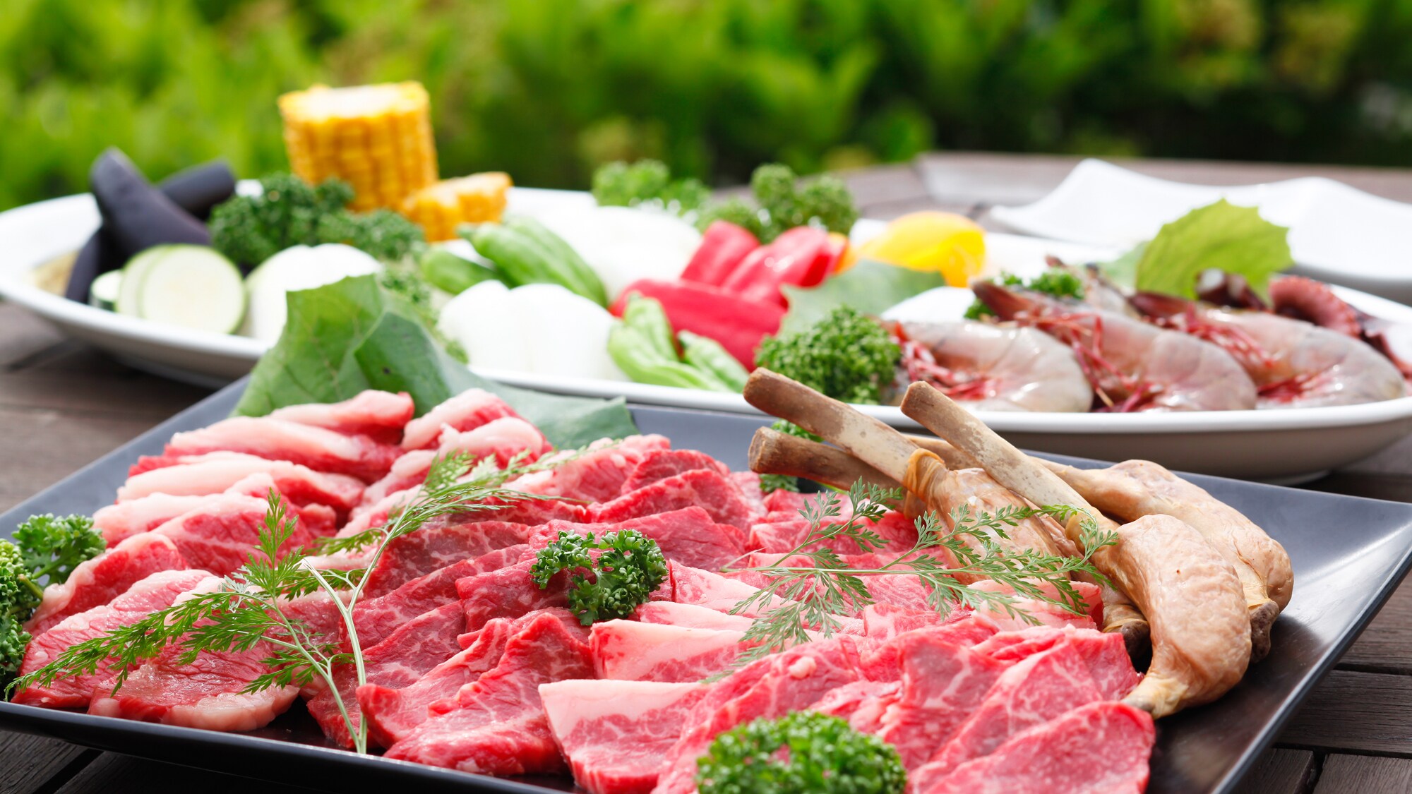 Surrounded by the setting sun and the sound of the waves, enjoy a barbecue with the bounty of the sea and land.