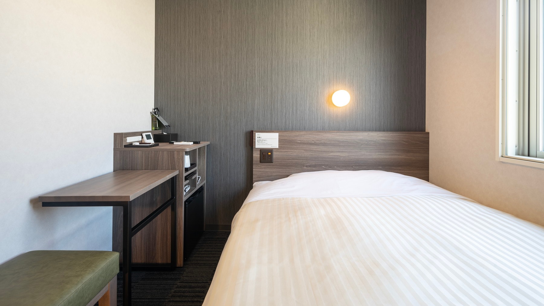 A 150cm wide bed and a mattress with just the right amount of firmness will ensure you a good night's sleep.