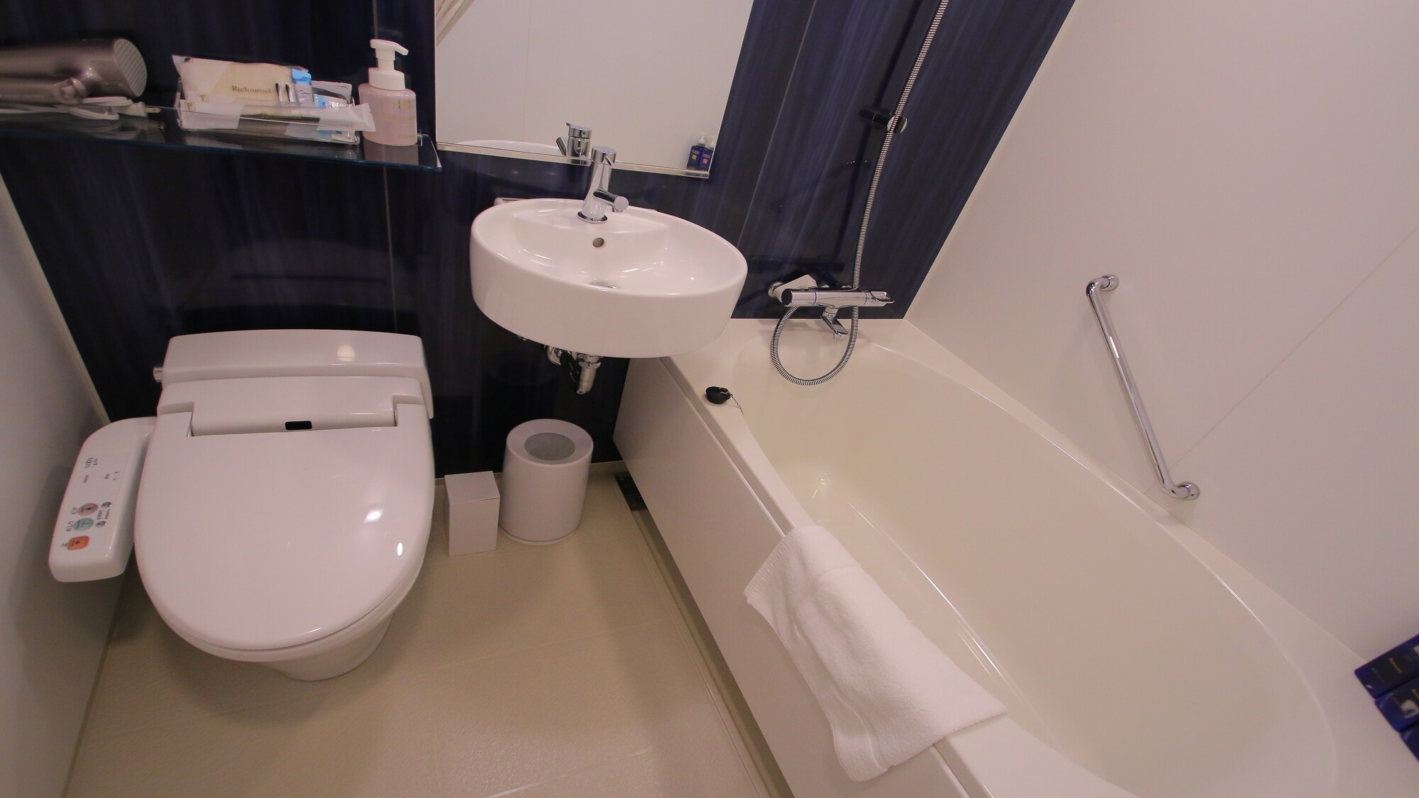 Single room/moderate double room unit bath