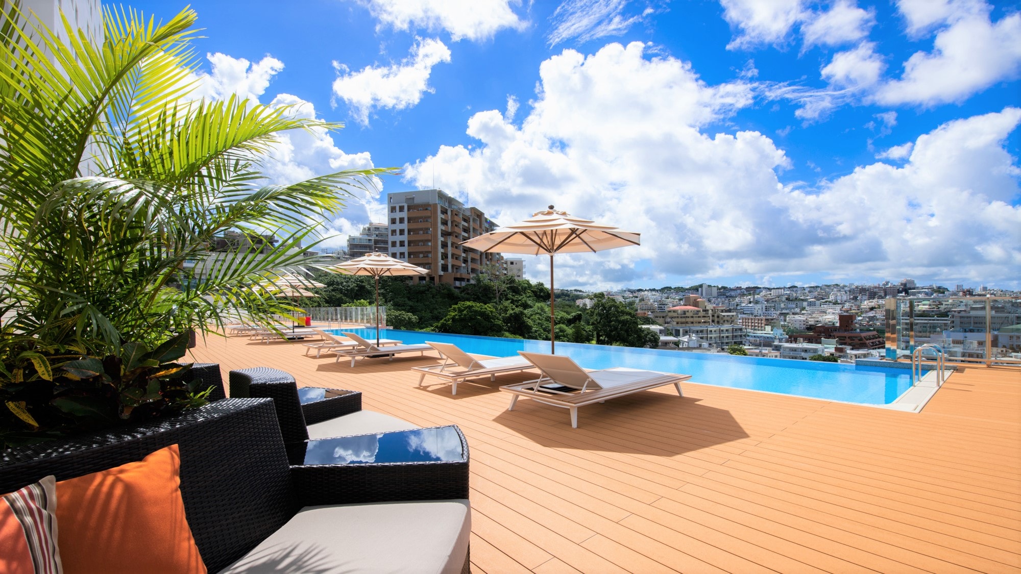 [Infinity Pool] The scenery that changes over time allows you to enjoy the feeling of a resort even in Naha.