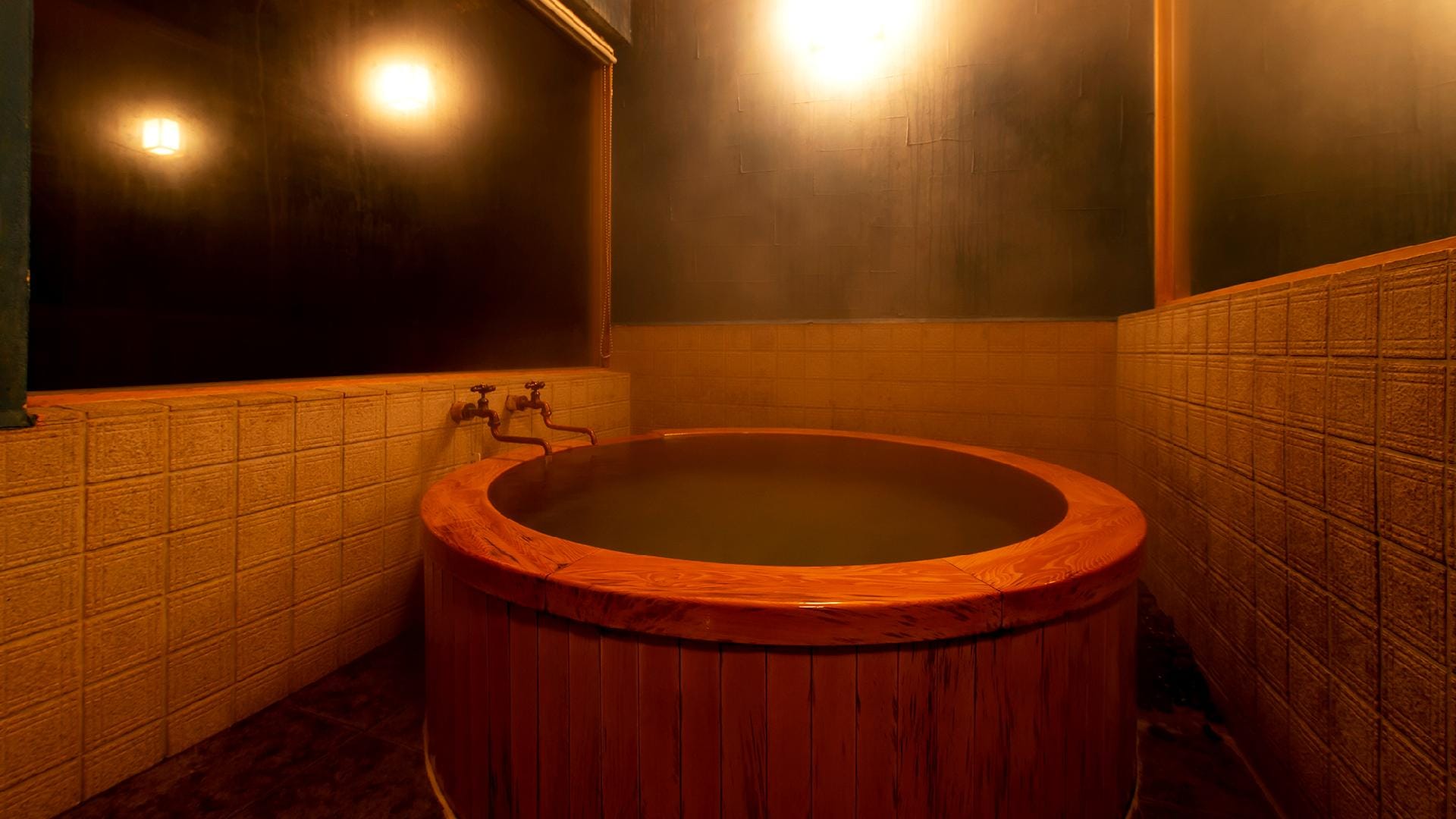 日本現代標準室內浴池示例