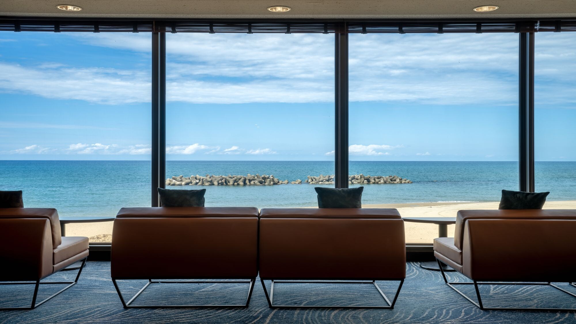 [Lounge] The sofas by the windows are comfortable and offer a special seat with a spectacular view!