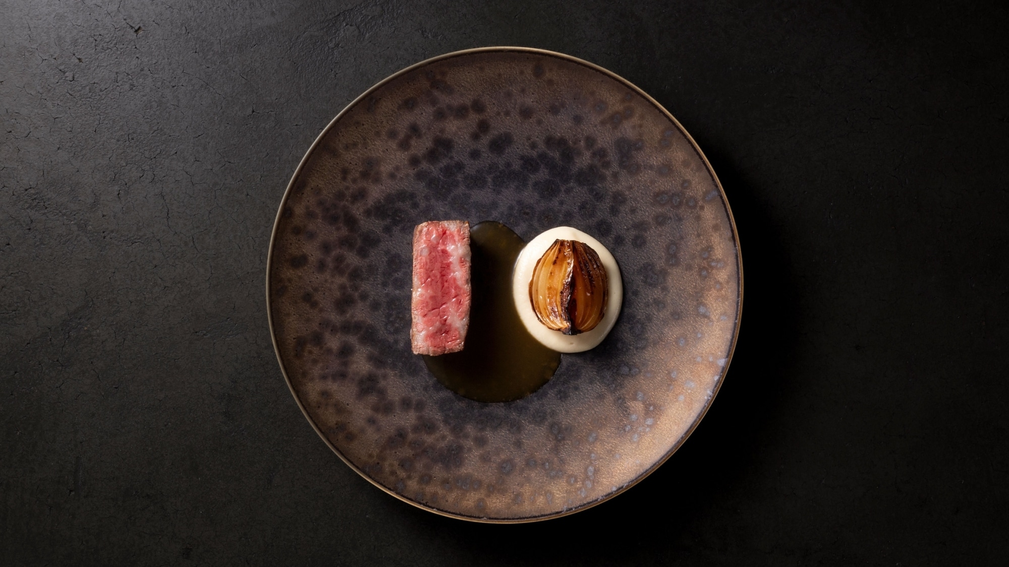 <the RESTAURANT> 메인 아카기 소는 섬세한 육질과 붉은 고기와 지방의 맛이 특징