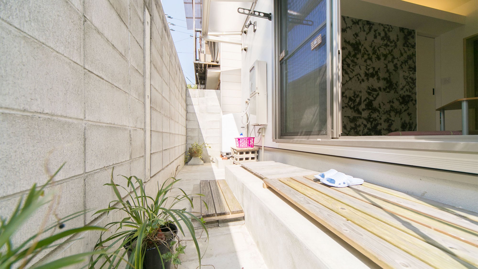 ・[Family Room 1] Take a break on the sunny veranda