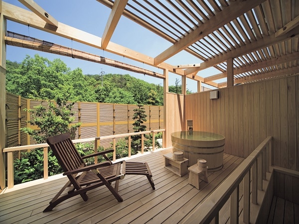 露台上設有由日本扁柏製成的露天浴池。您可以充分享受私人氛圍。