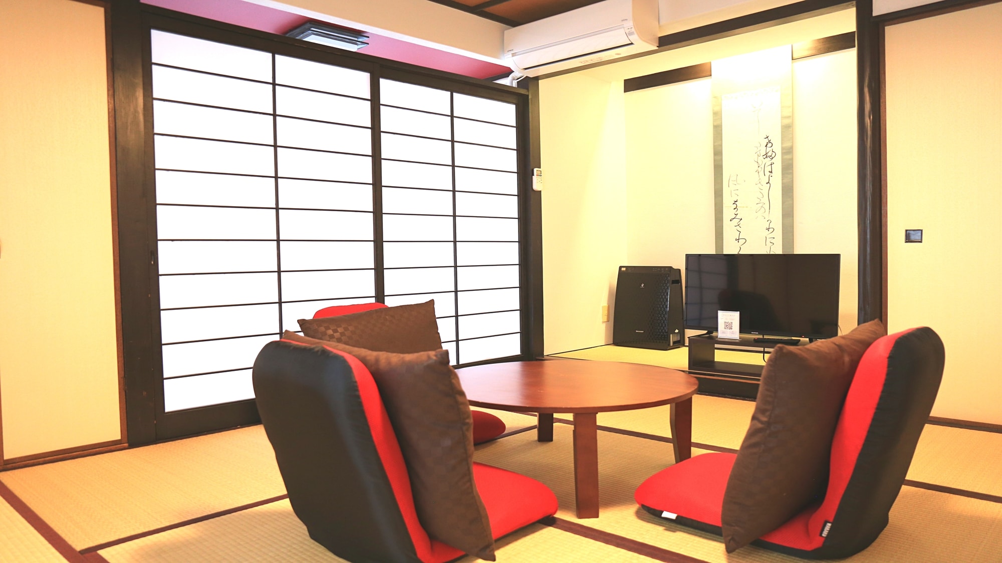 We have introduced a zaisu chair in the standard Japanese-style room.