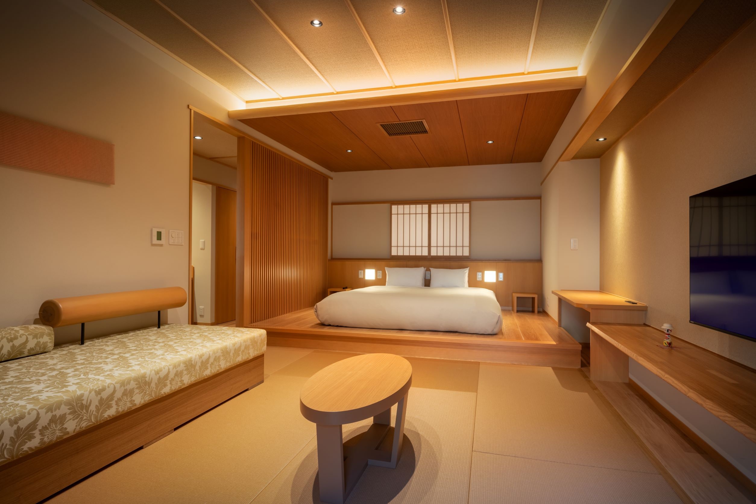 [Shisuitei] Guest room image (8-tatami Japanese-style room + king-size bed)