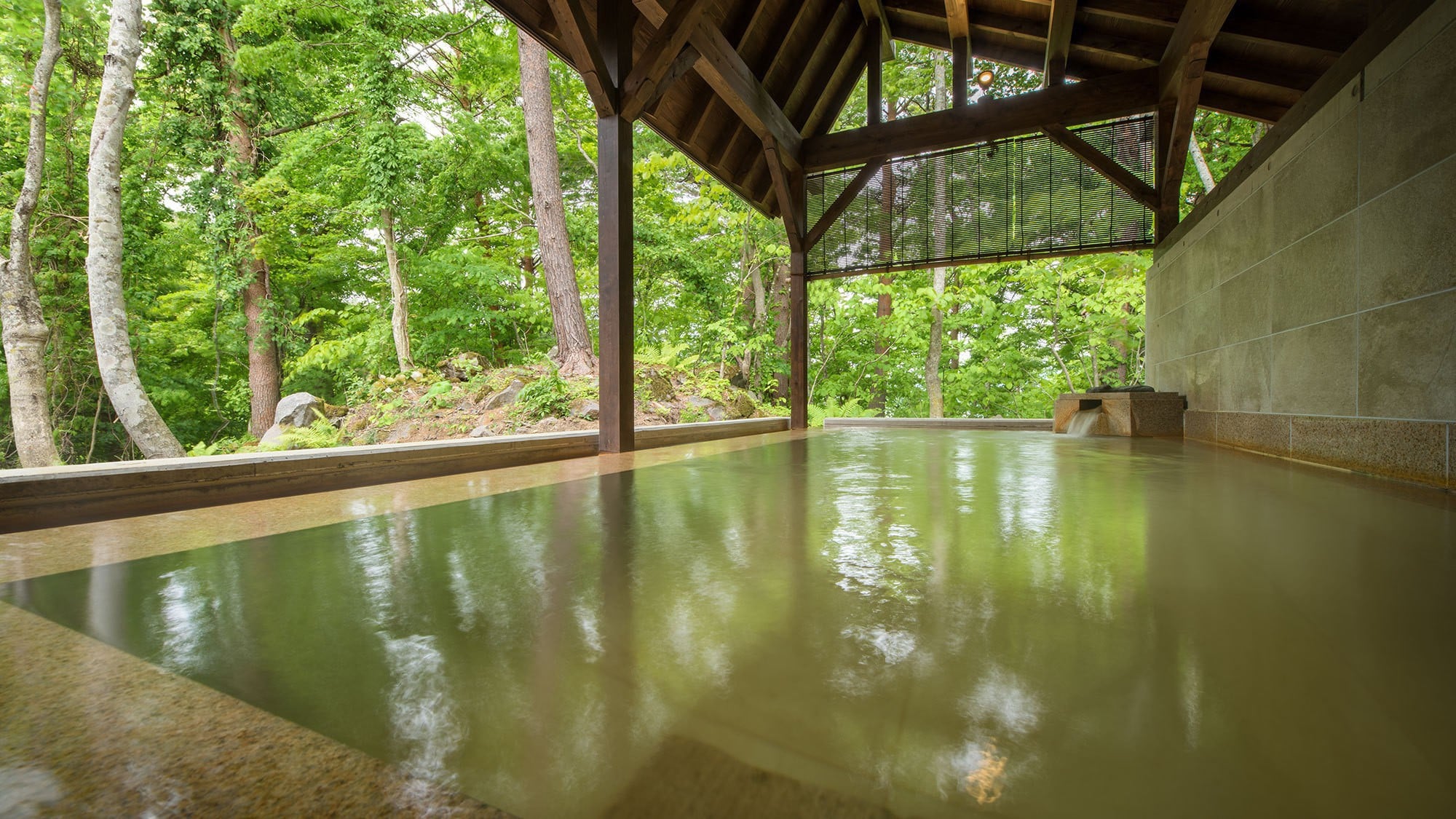 [Niji no Mori Onsen] The open-air bath overlooks a rich natural landscape. You can enjoy the different colors of the sky as time passes.