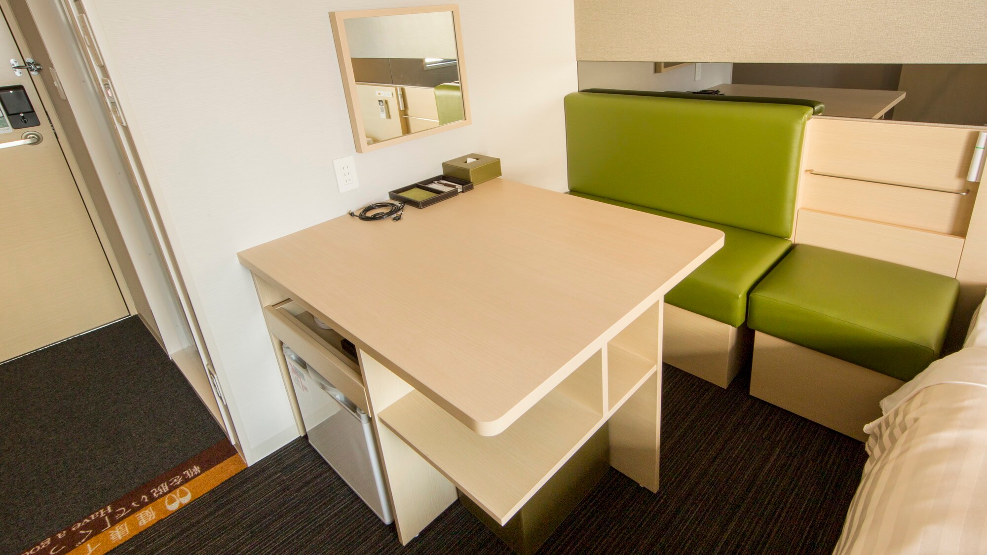 The wide desk makes work easier