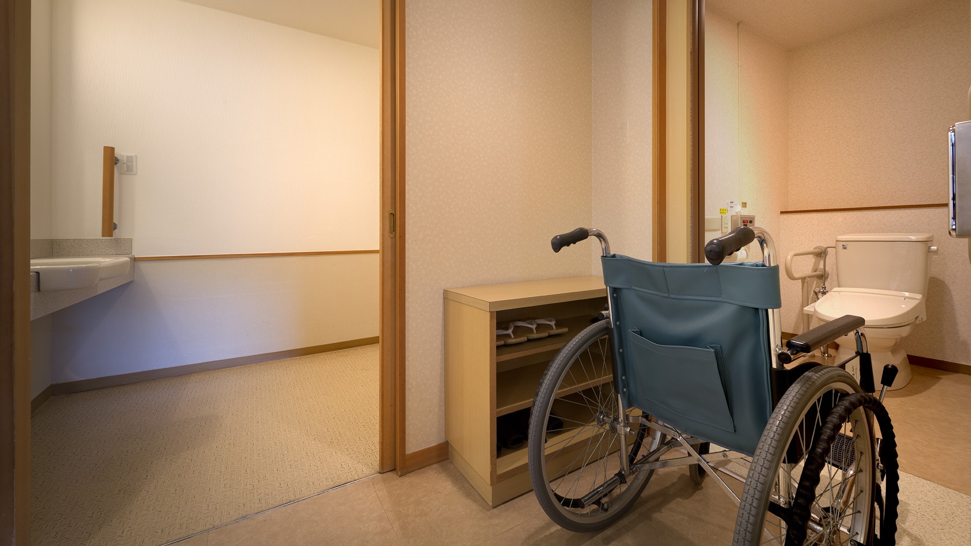Kamar universal bebas hambatan Kamar Jepang dan Barat [Kamar bebas rokok] & hellip; Toilet dengan pintu otomatis, kamar mandi dengan pegangan tangan (air mendidih)