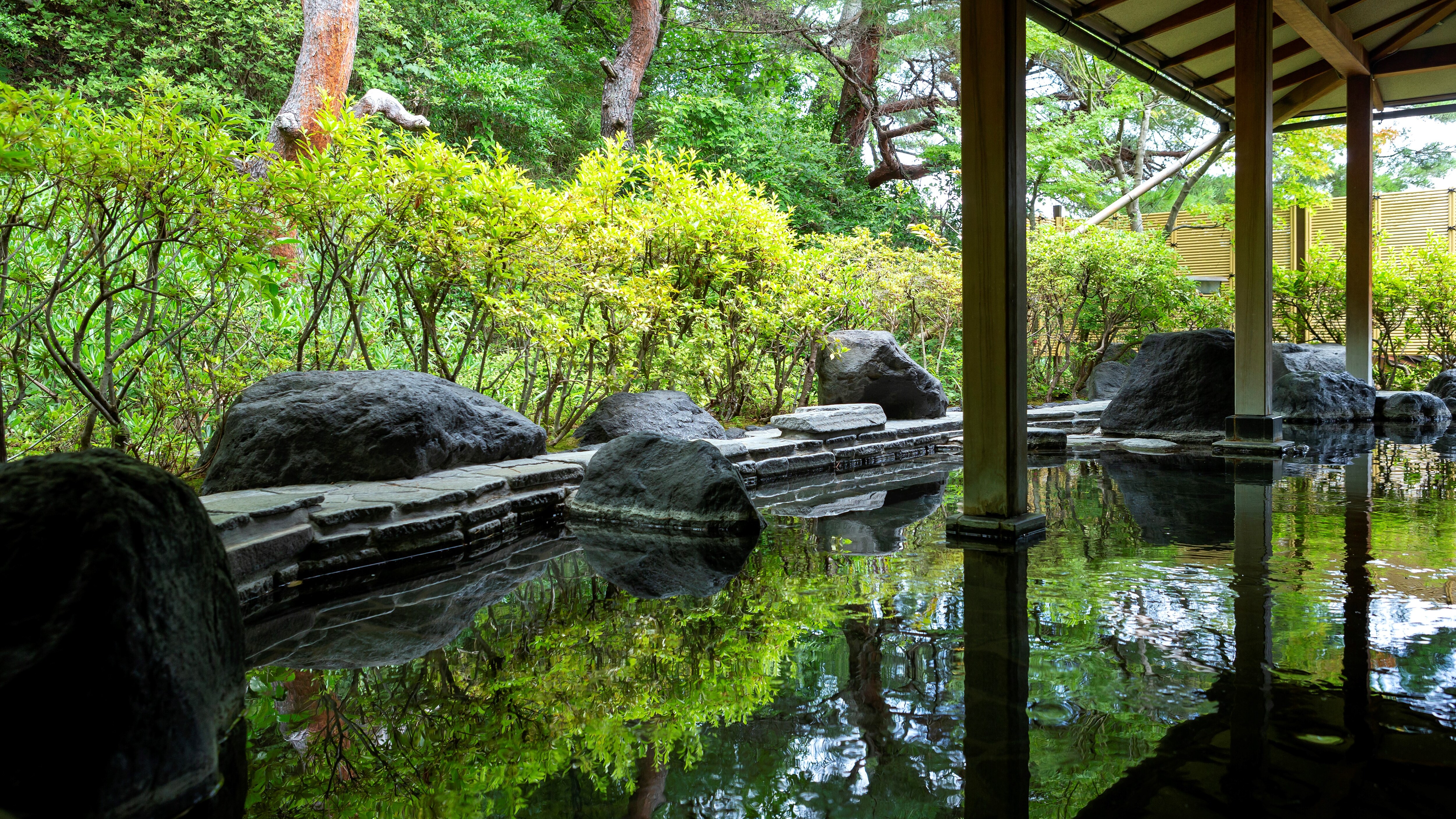 Women's large bath (open-air bath)