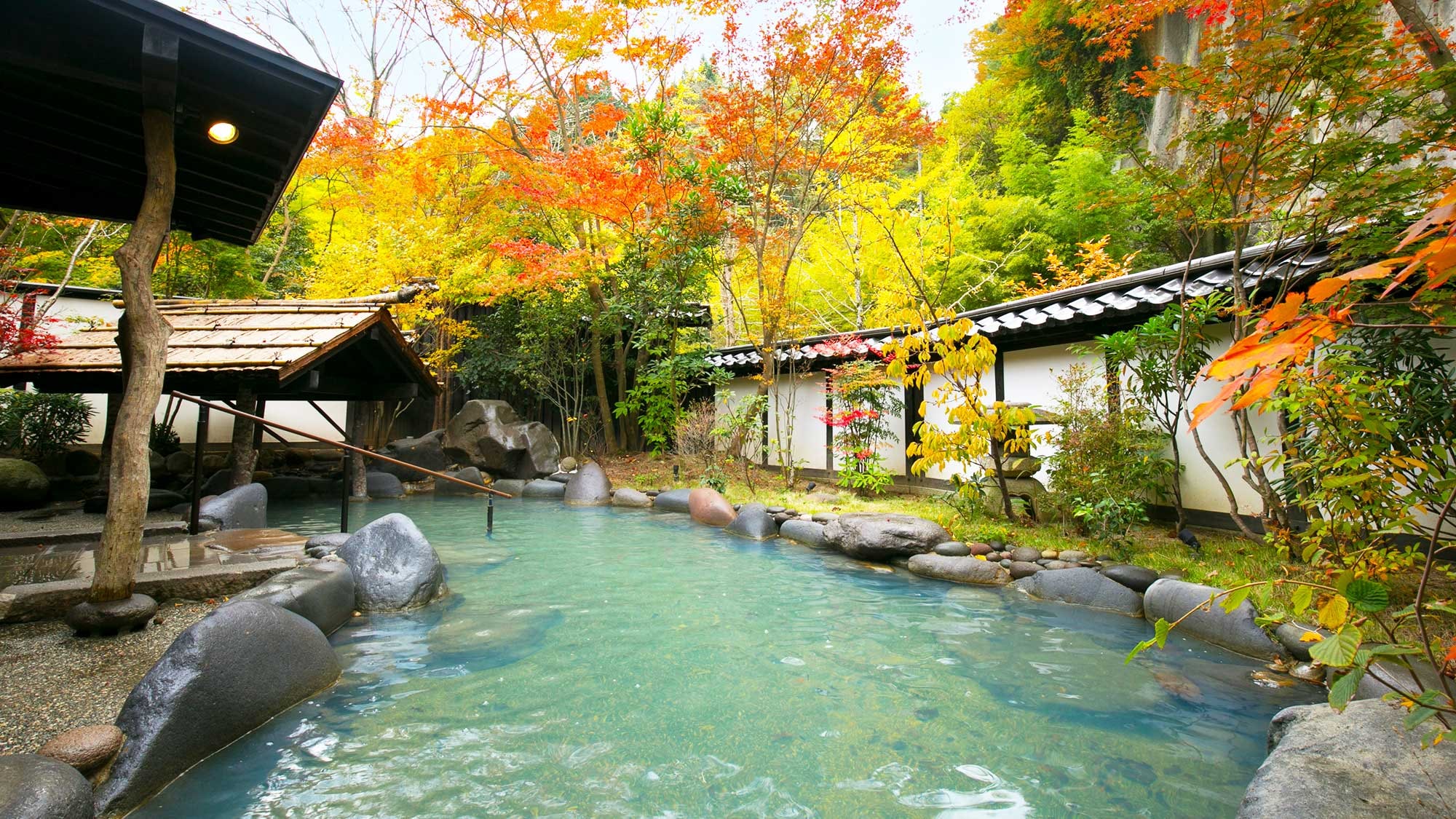 [Bathroom building exclusively for guests/Kannon open-air bath] Enjoy the hot springs at your leisure while appreciating the changing faces of the seasons.