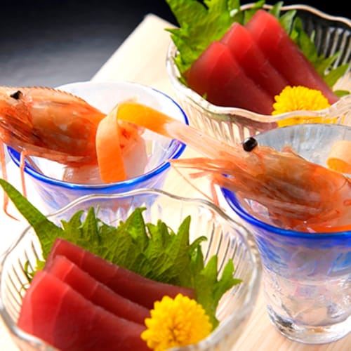 Please enjoy the best gem while looking at the sea at "Dining Kaitsuji".