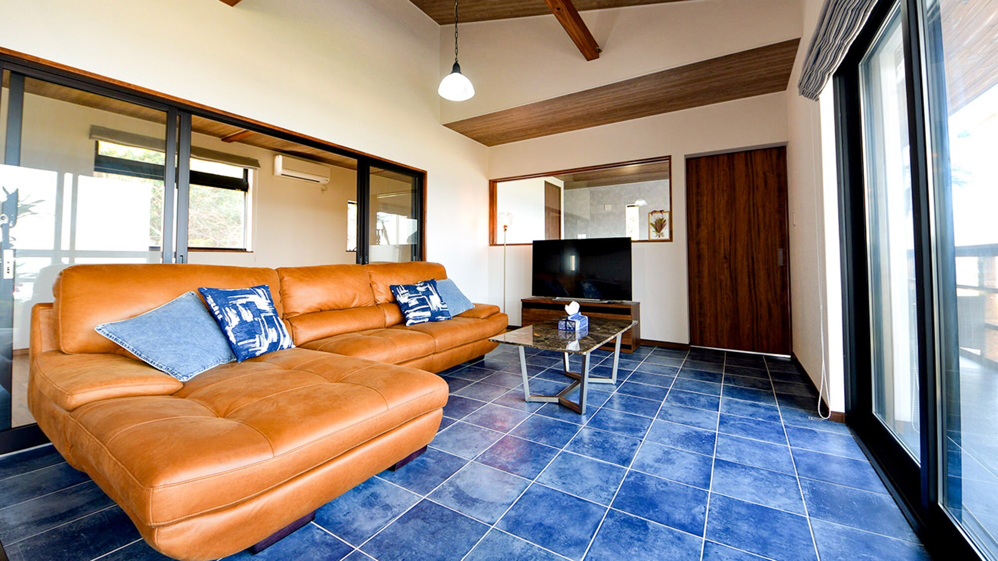 ・Living space equipped with a large TV and sofa set