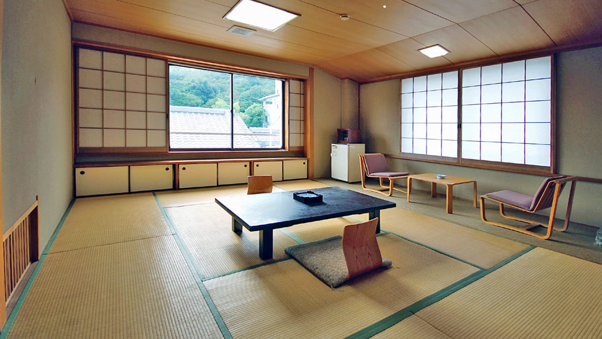 [Standard Japanese-style room] Takeo Kokaratsu ware pottery decorates the alcove in a pure Japanese style.