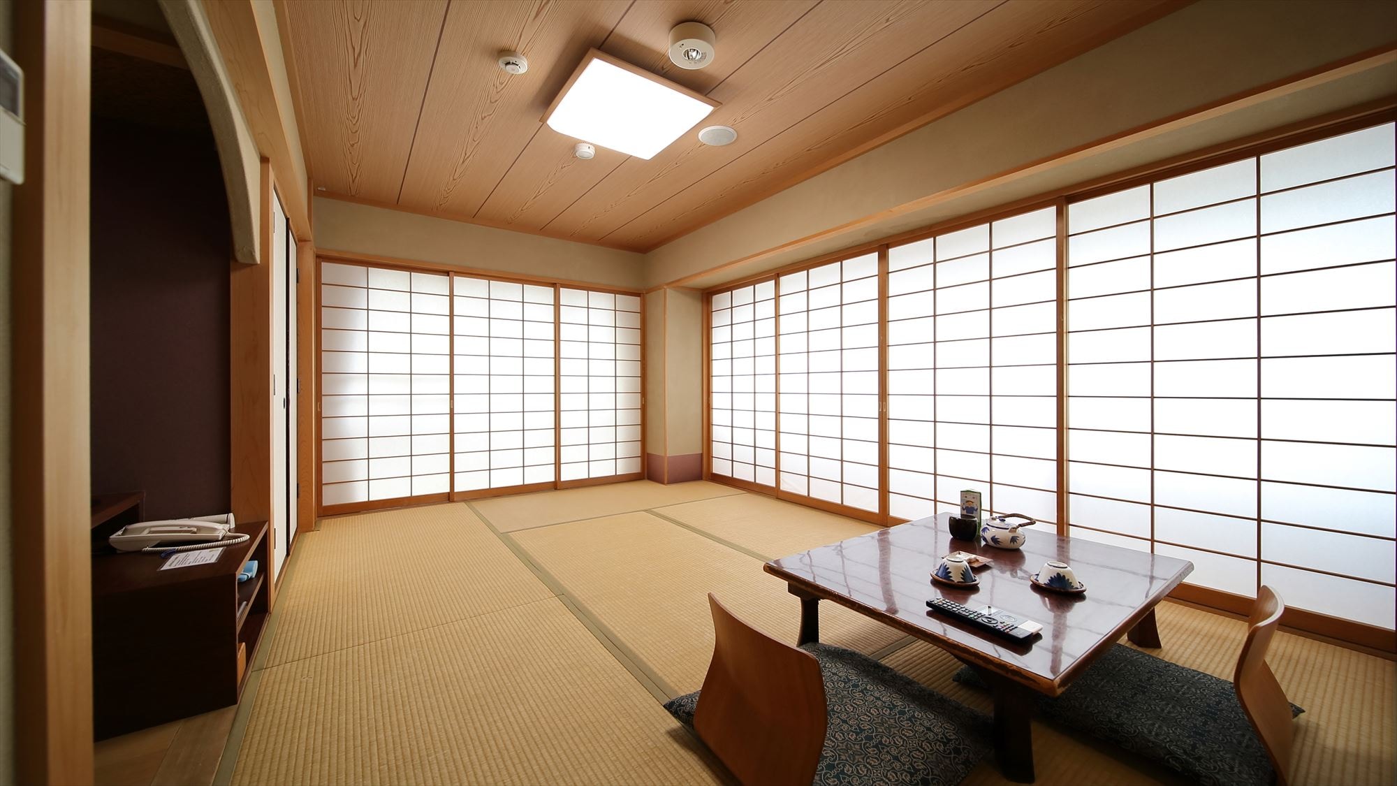 Japanese-style room 6 tatami mats (with bath and toilet / North Building)