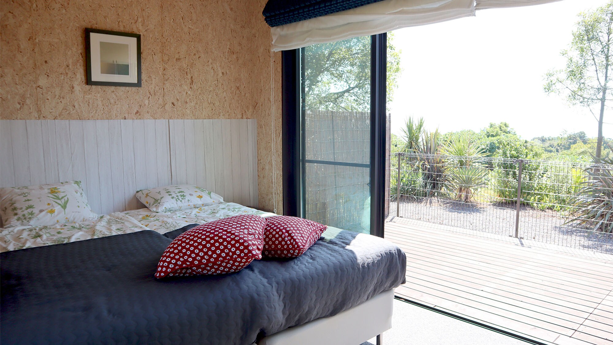 ・[Glamping] Open-air rooms with large windows and wooden decks