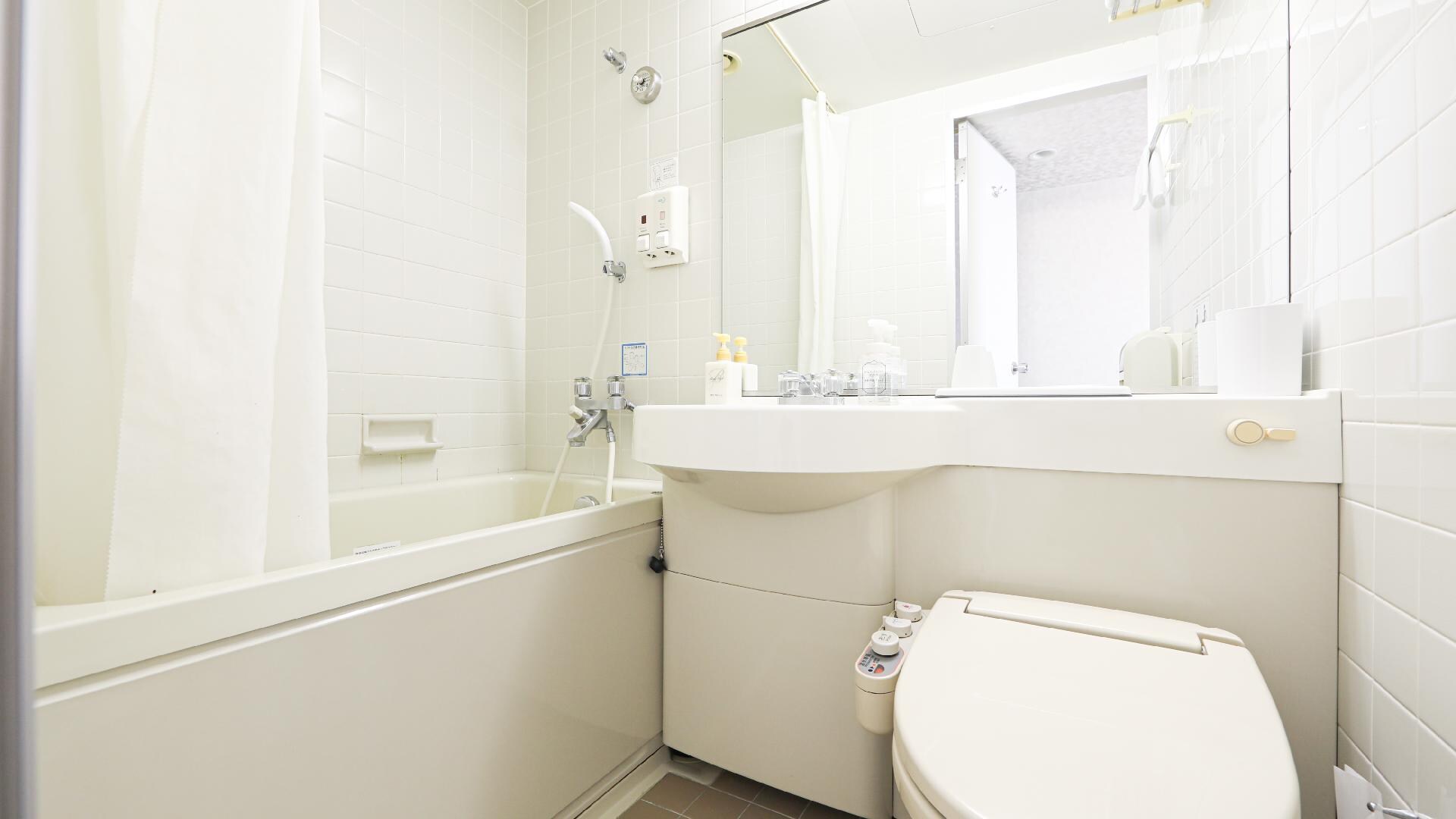 [Bathroom] Unit bath type with shower toilet