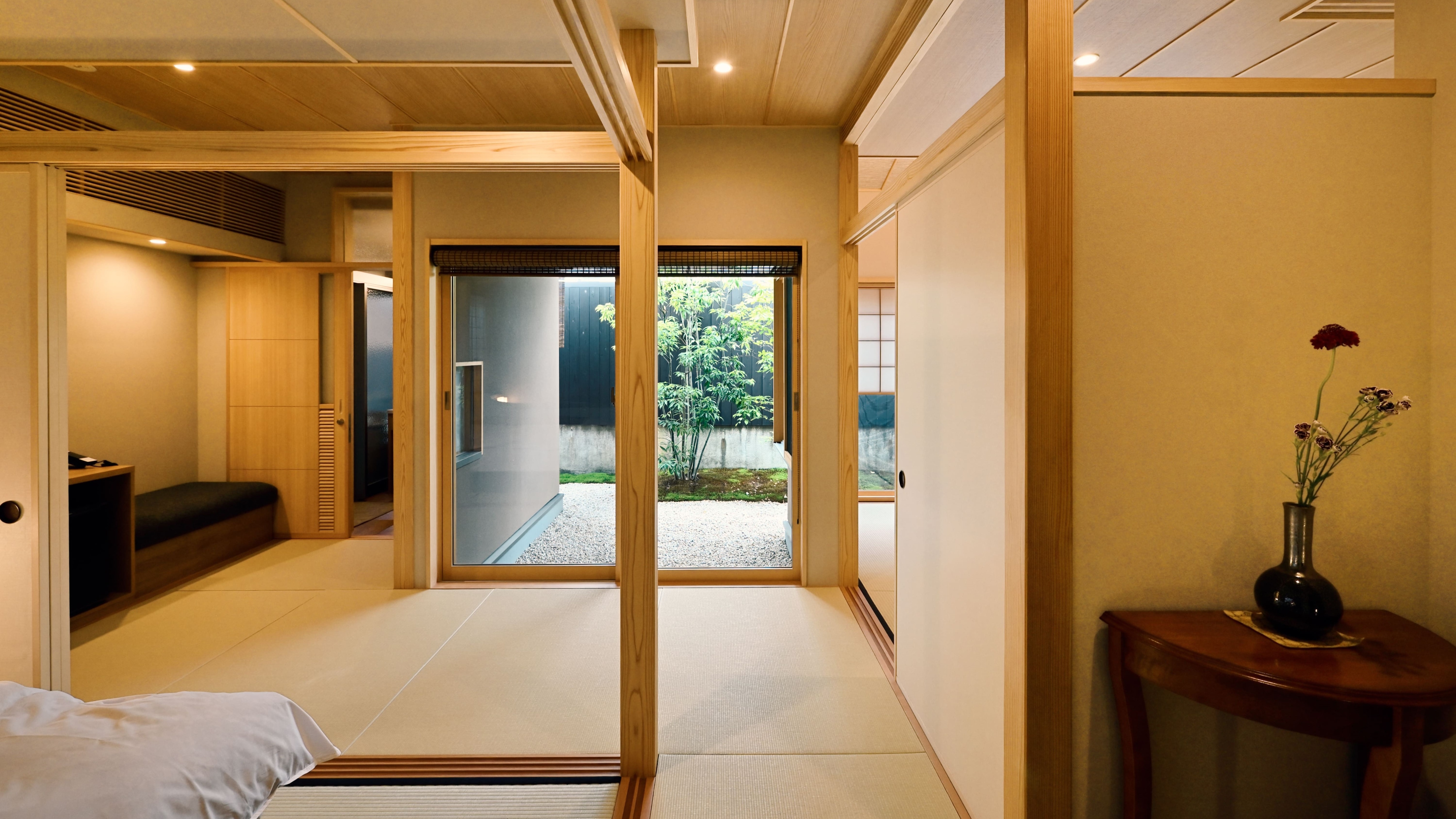 [Guest room with next room (bed)] Main room 8 tatami mats + 6 tatami mats with half open-air bath from hot spring source