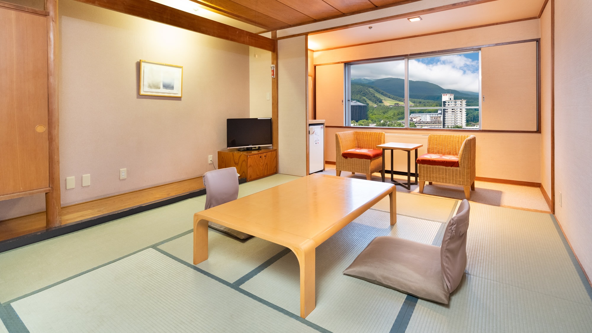 [Japanese-style room 10 tatami mats] Enjoy the four seasons of Kusatsu from the bright sunlight window