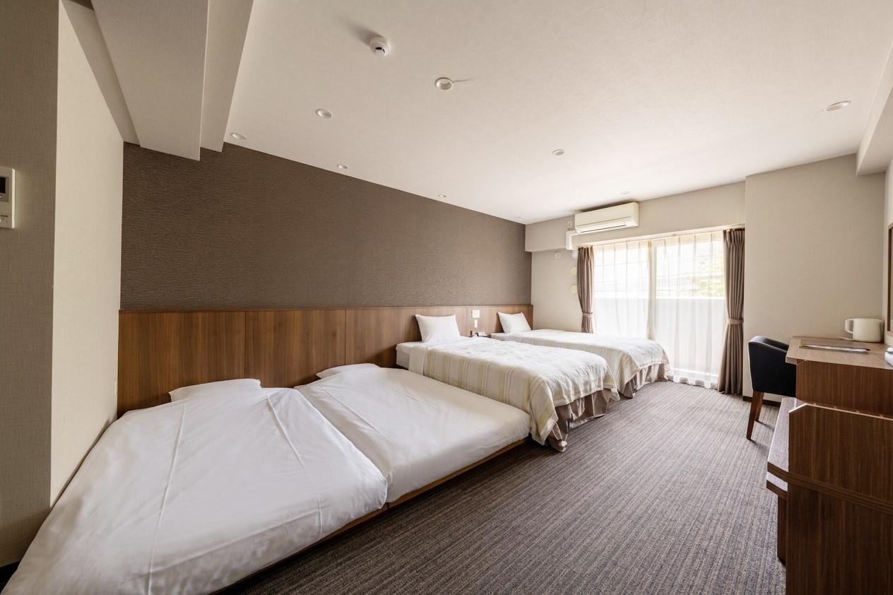 ■ Japanese-Western style room ■ For groups of 3 or more, futons will be provided in the tatami area. (Maximum 2 futons)