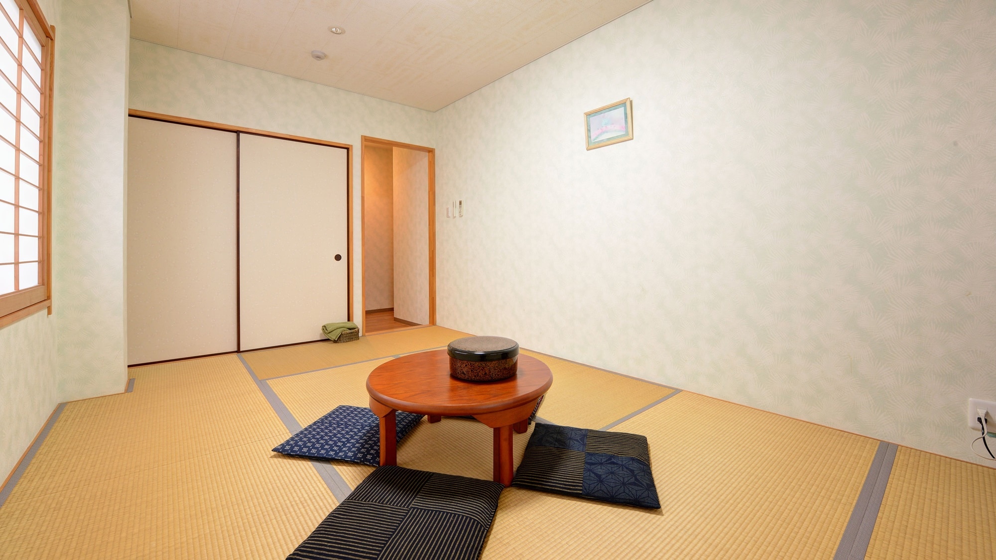 * [Japanese-style room of 7.5 to 8 tatami mats] A spacious room of 7.5 to 8 tatami mats, perfect for couples or friends.