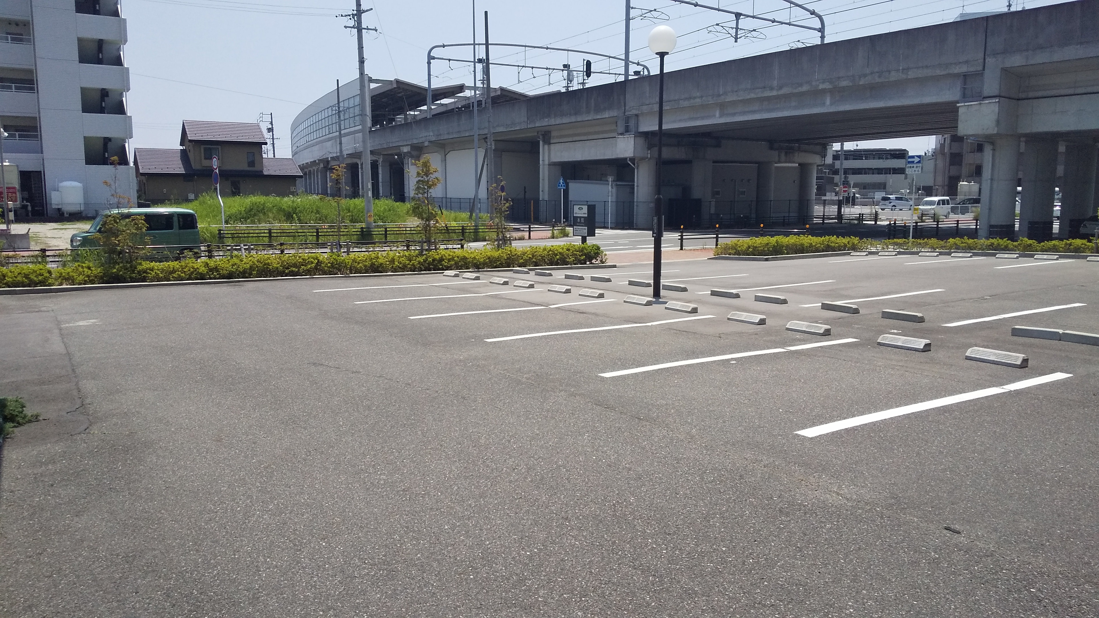 อาคารหลัก ลานจอดรถทางเข้าด้านหน้า