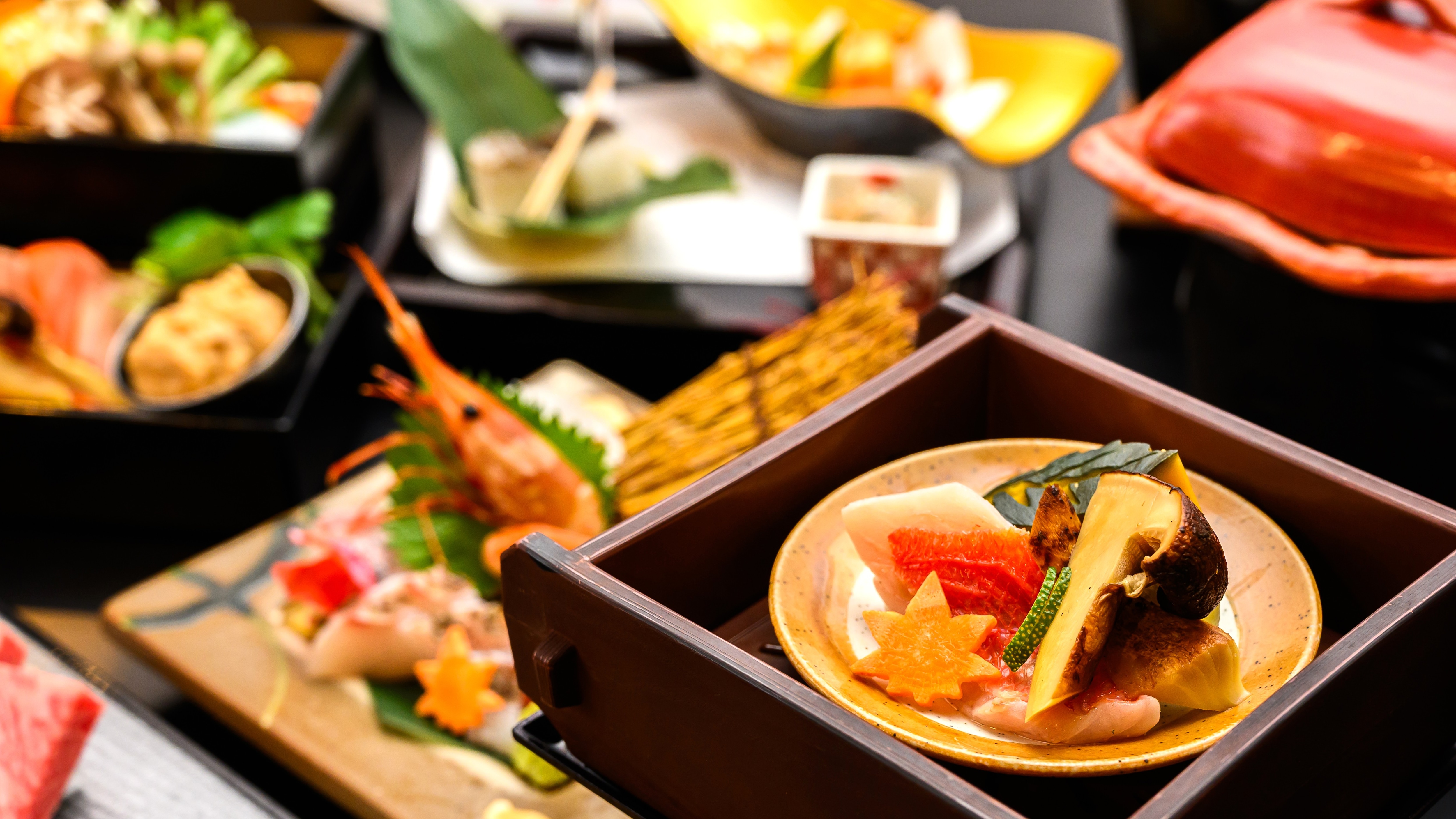 Steak daging sapi Omi bersertifikat A5, sup ikan trout Biwa dengan lada sansho, dan ikan kakap emas kukus dengan sake lokal - Menu Kaiseki Musim Gugur ~Indah~ (Gambar)