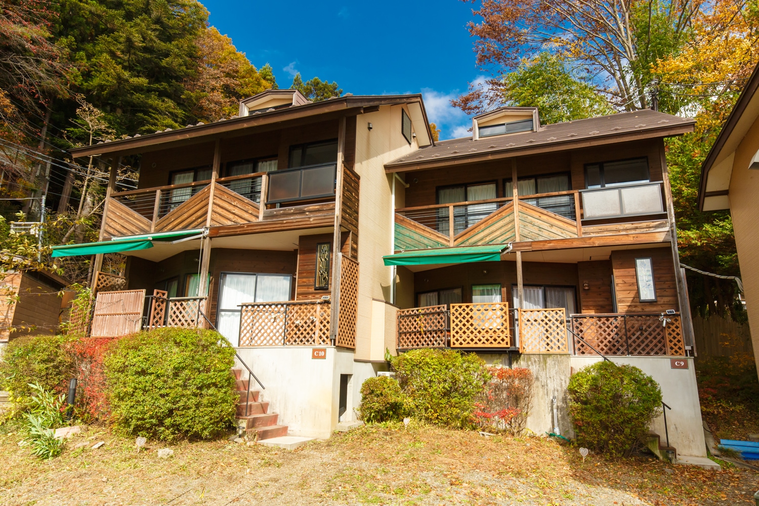 C-shaped exterior for 8 people