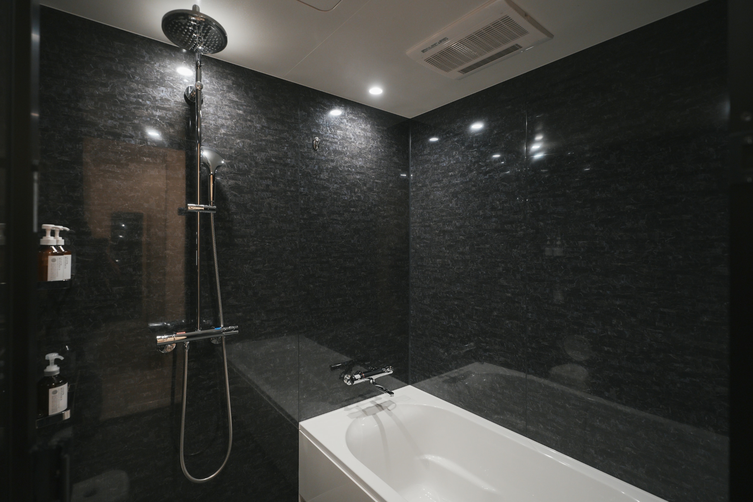 Bathroom (Twin suite room with tatami mats)