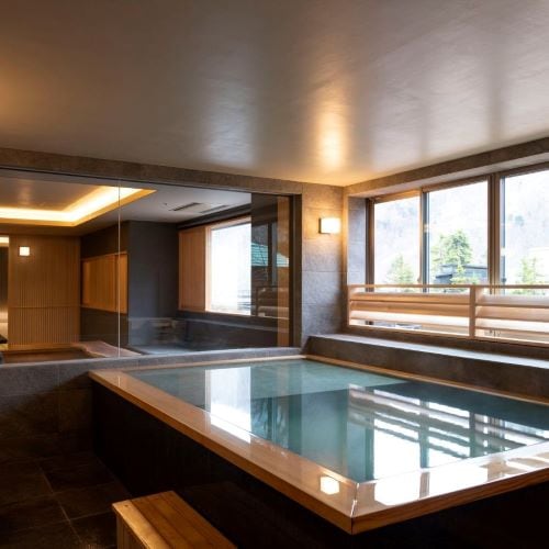 [Room "Matsukaze" (120 square meters) with hot spring and reclining bath on the city side]