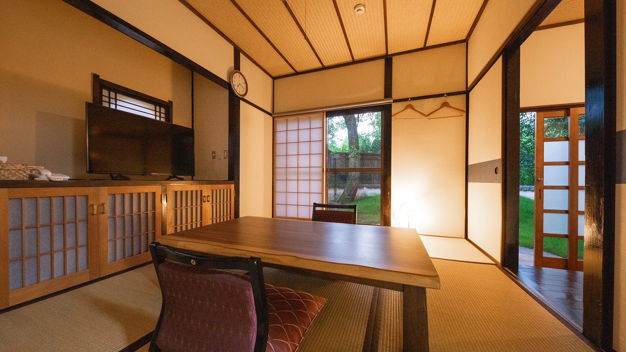 [Tonbo] Separate guest room_Japanese-style room 6 tatami mats + 6 tatami mats. The scent of tatami mats and the light of shoji screens, a room where Japanese beauty lives on.
