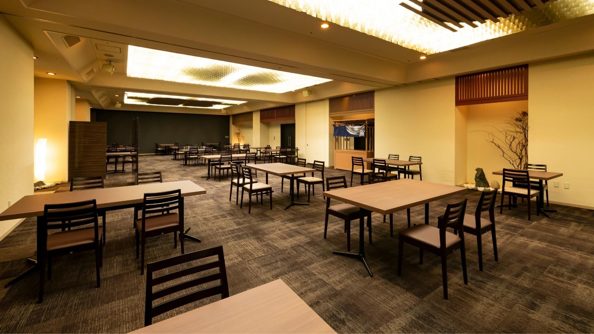Restaurant [Sakura] A spacious venue with a classical yet modern atmosphere.