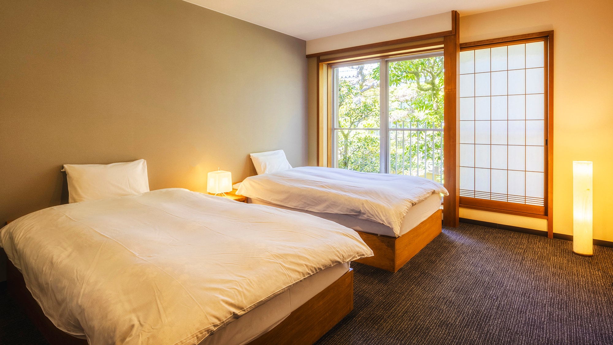 [Standard Twin] You can enjoy the natural beauty of the lush garden from the window.