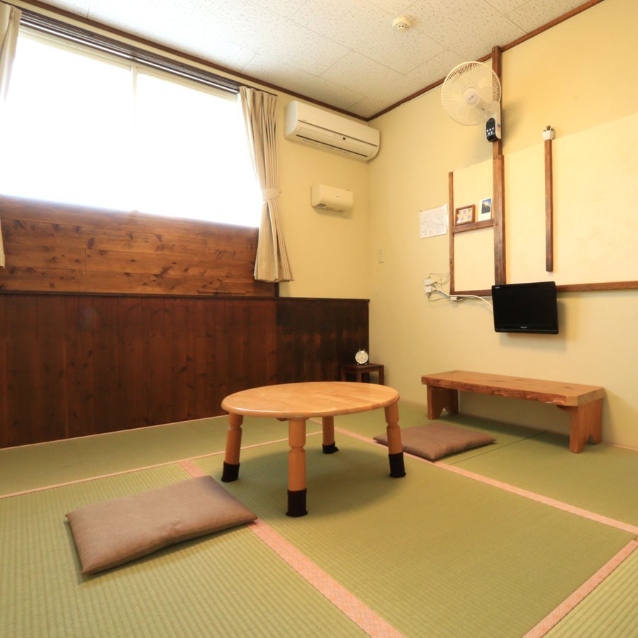 [Japanese-style room] A 5.5 tatami room next to the lobby.