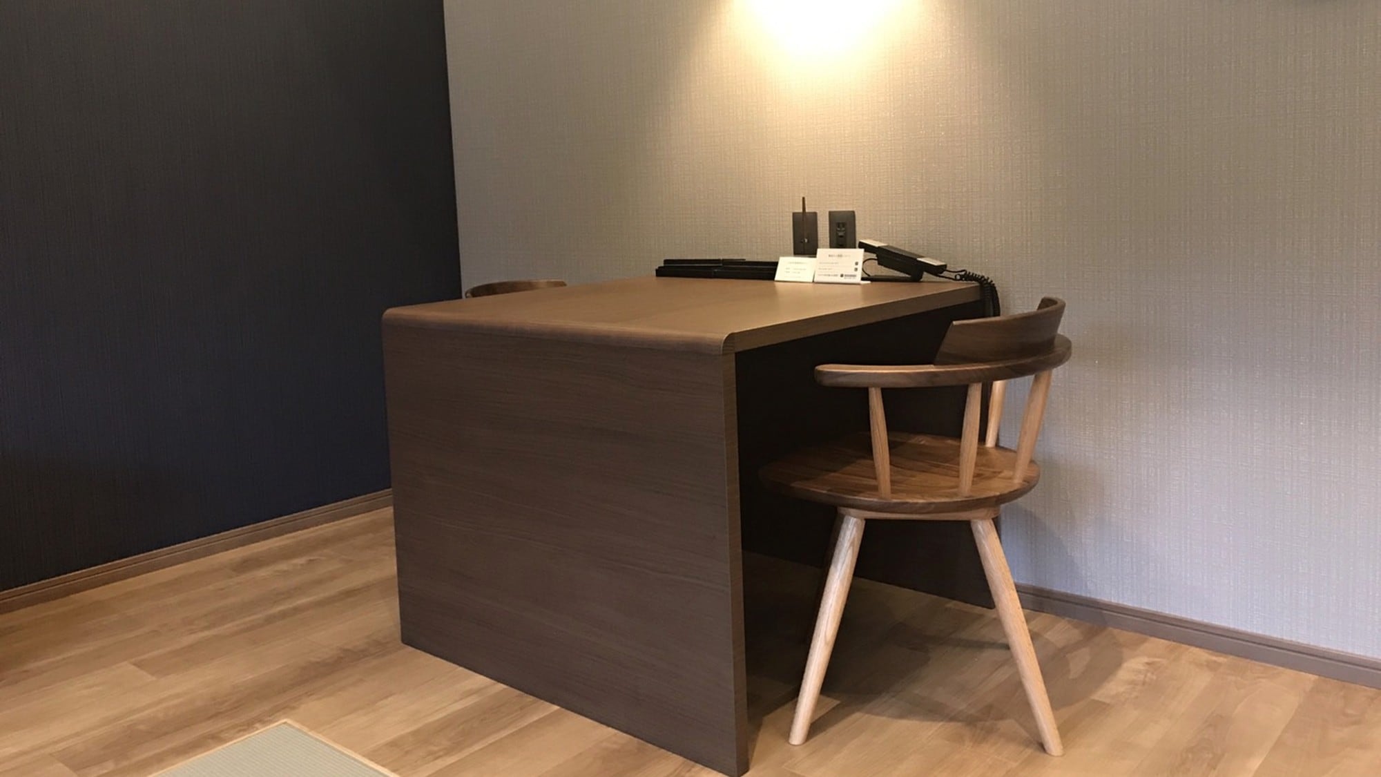 ◆ Japanese-Western style room (city side) / Spacious desk is perfect for worcation (example of guest room)