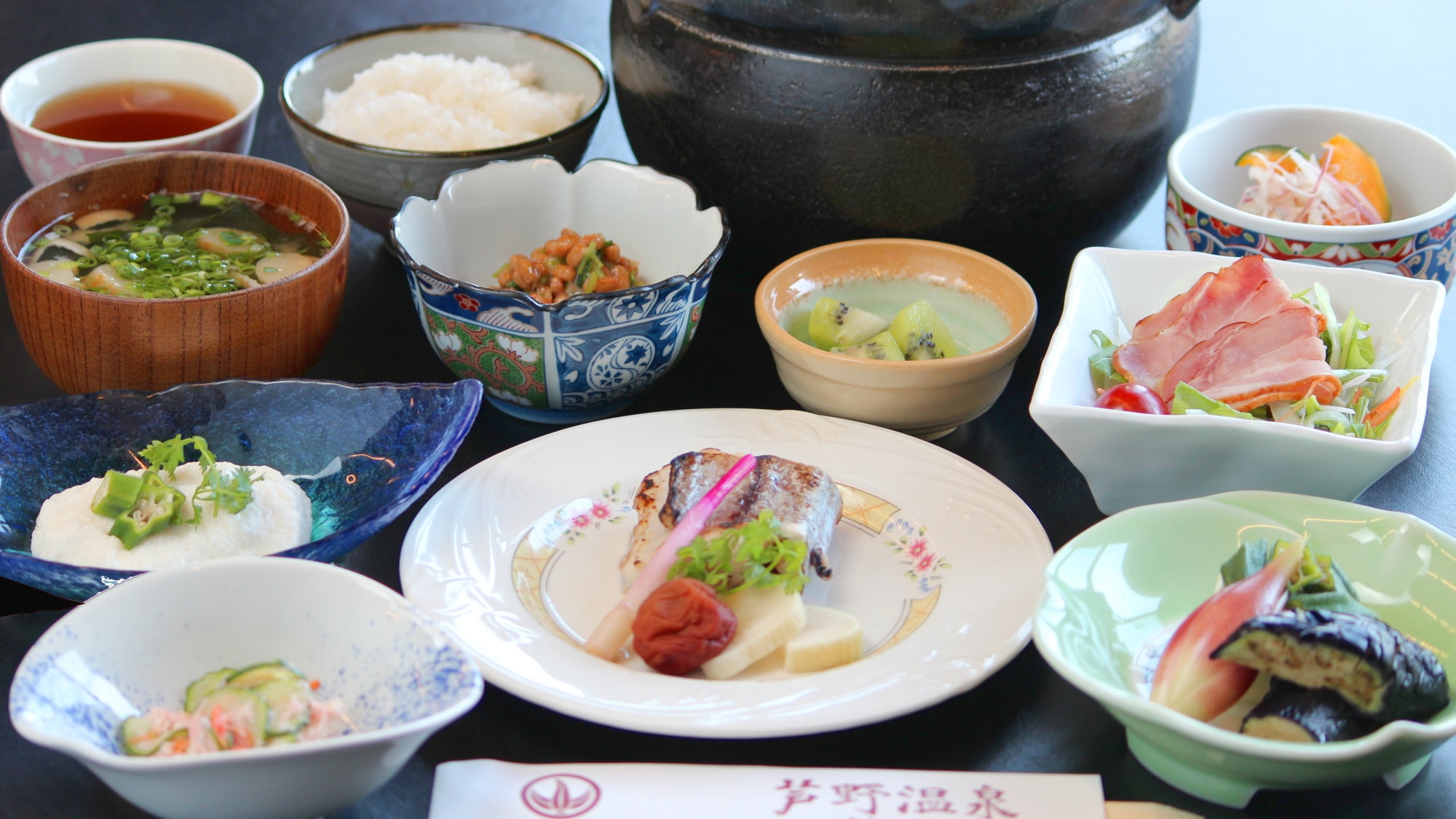 [ตัวอย่างอาหารเช้าในห้องเดี่ยว] ข้าวโคชิฮิคาริจากเมืองอาชิโนะหุงในหม้อดินและเสิร์ฟขณะร้อนจัด