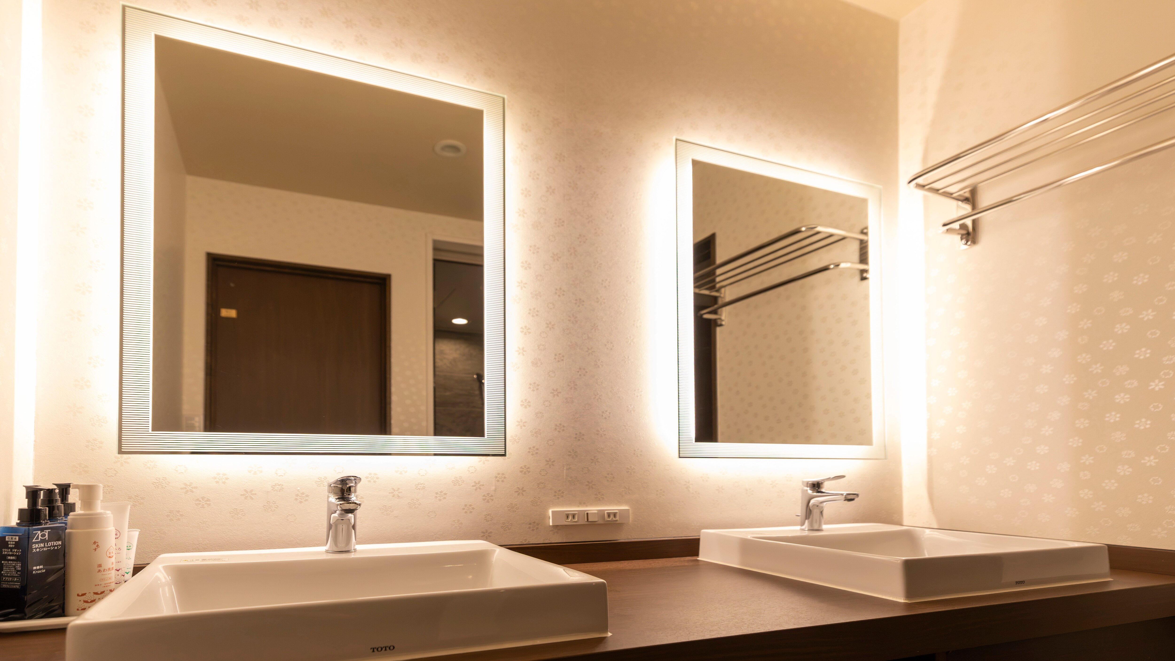 [Suite Room with Japanese-style Bath, 2nd Floor - K] Japanese-Western style twin bedroom (2nd floor) 45㎡