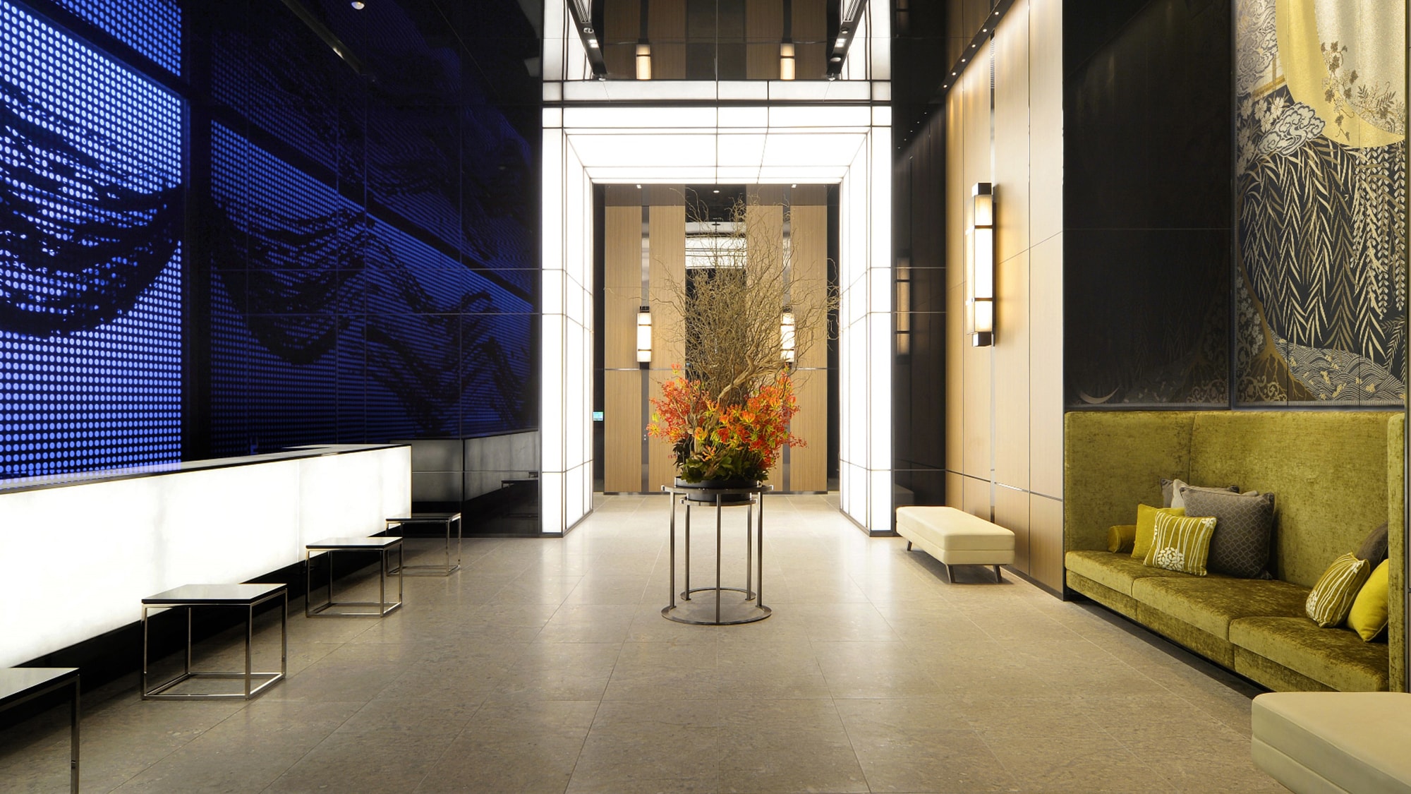 A lobby designed by an overseas designer that takes advantage of the height of the ceiling
