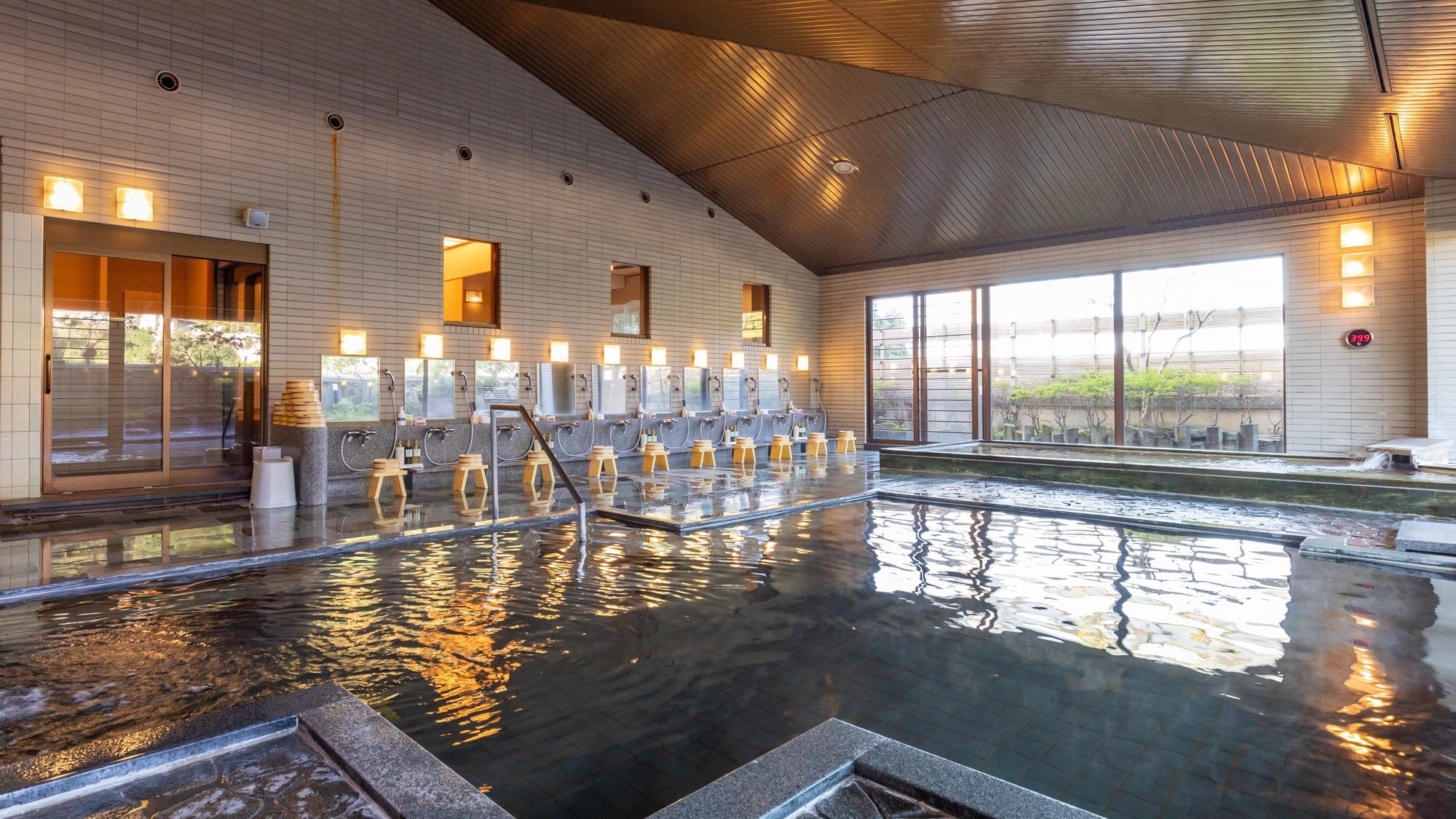 [Large communal bath (male)] Men's indoor bath has two bathtubs, a sauna, and a cold bath ♪