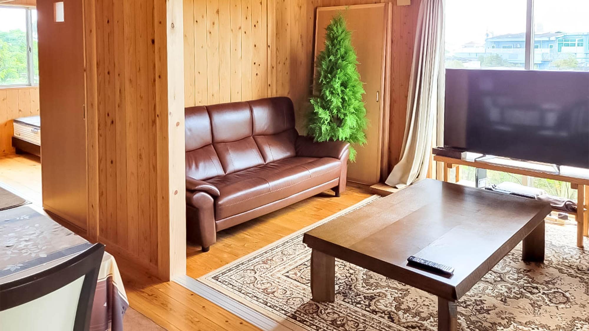 ・〈Cucumber Building〉Everyone gathers in the community room, located in the center of the Cucumber Building.