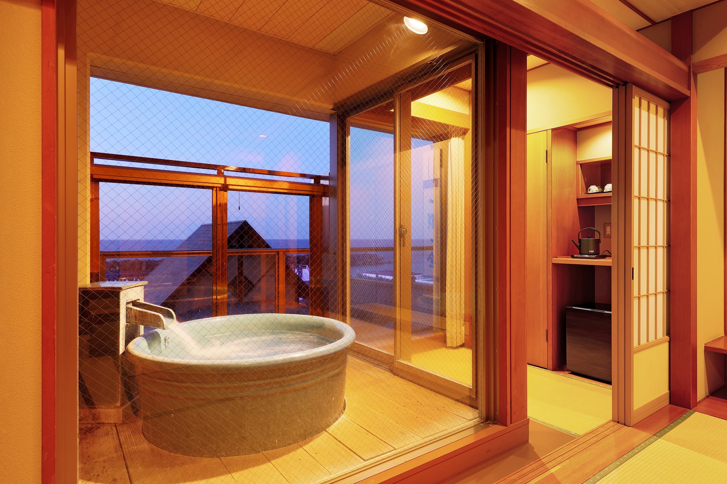 Japanese-style room with open-air bath overlooking the sea (open-air example)
