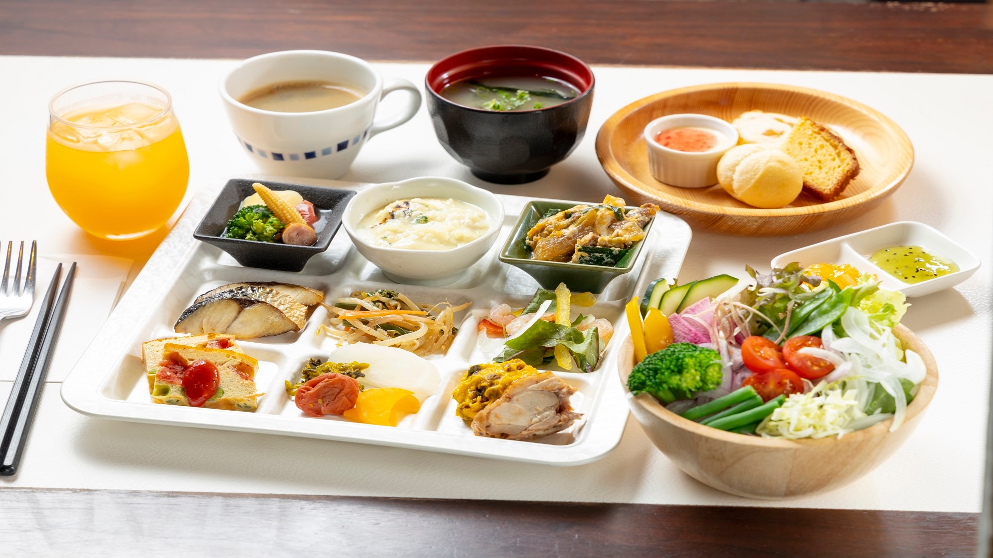 Popular breakfast buffet ♪ About 10 kinds of fresh vegetables and about 10 kinds of seasonal fruits ★ Order menu is also ★