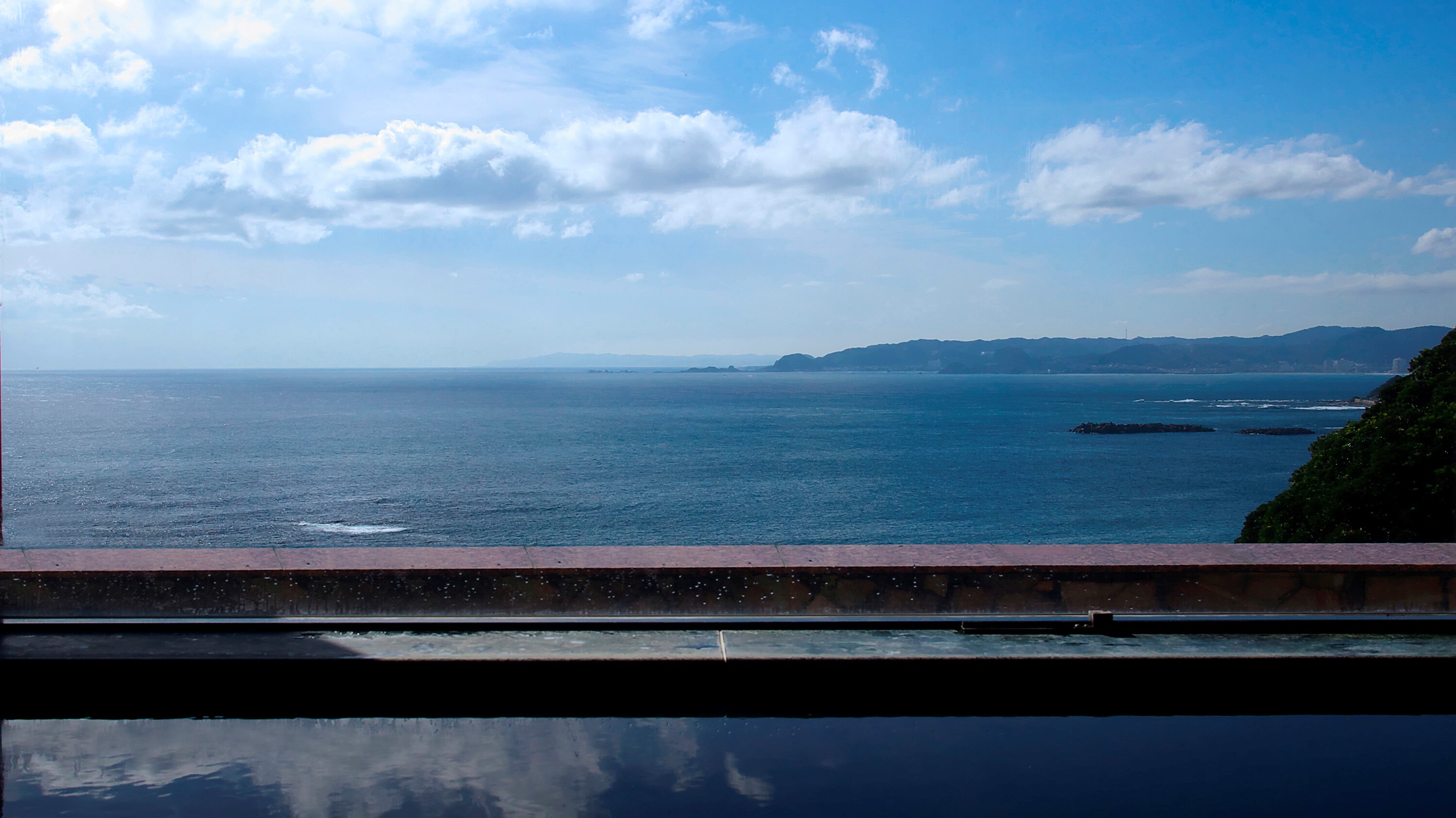 You can overlook the Pacific Ocean from the observation bath on the 6th floor of the tower building.