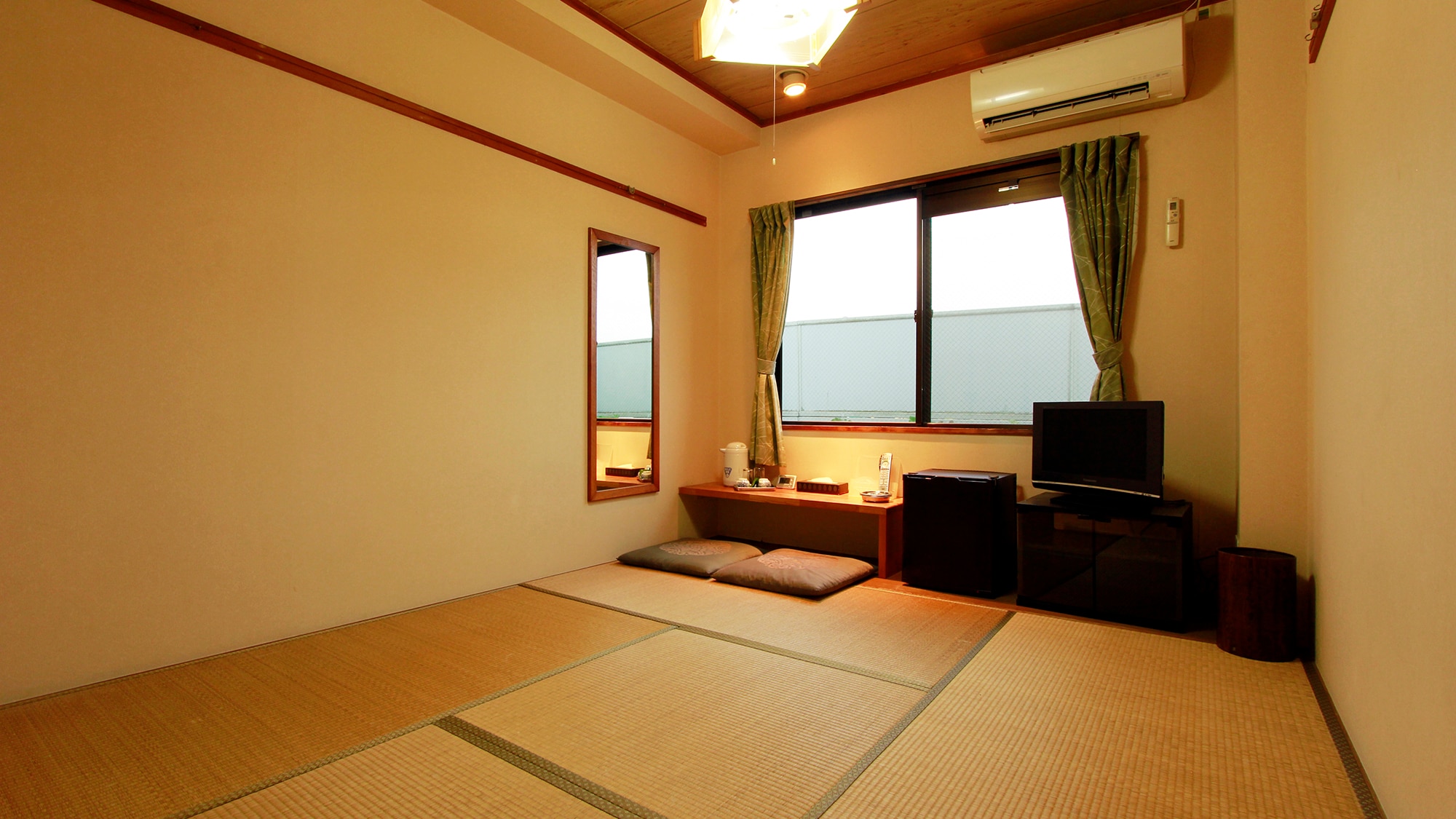 Room: Japanese-style room (with bathroom and toilet)
