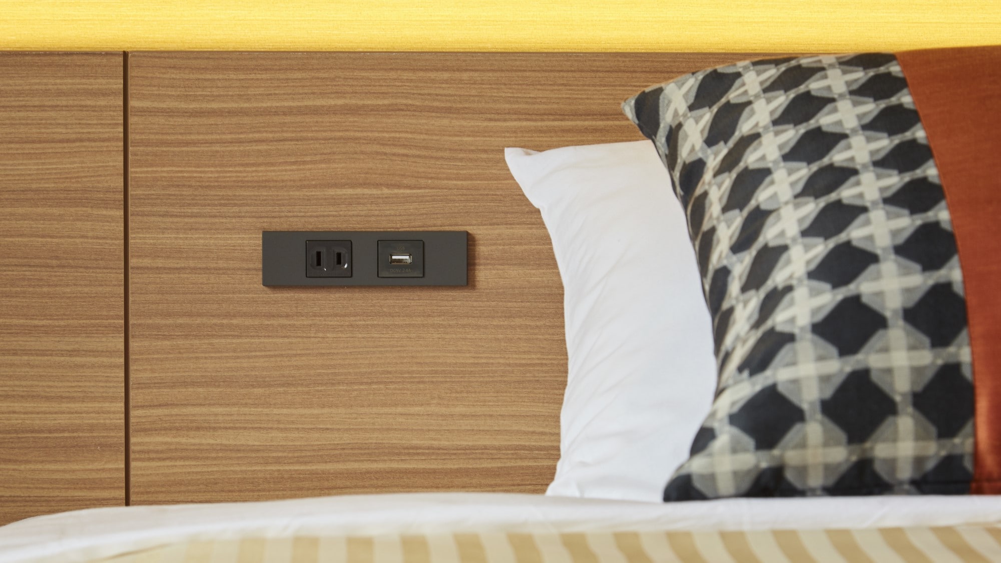 Stopkontak yang nyaman di samping tempat tidur