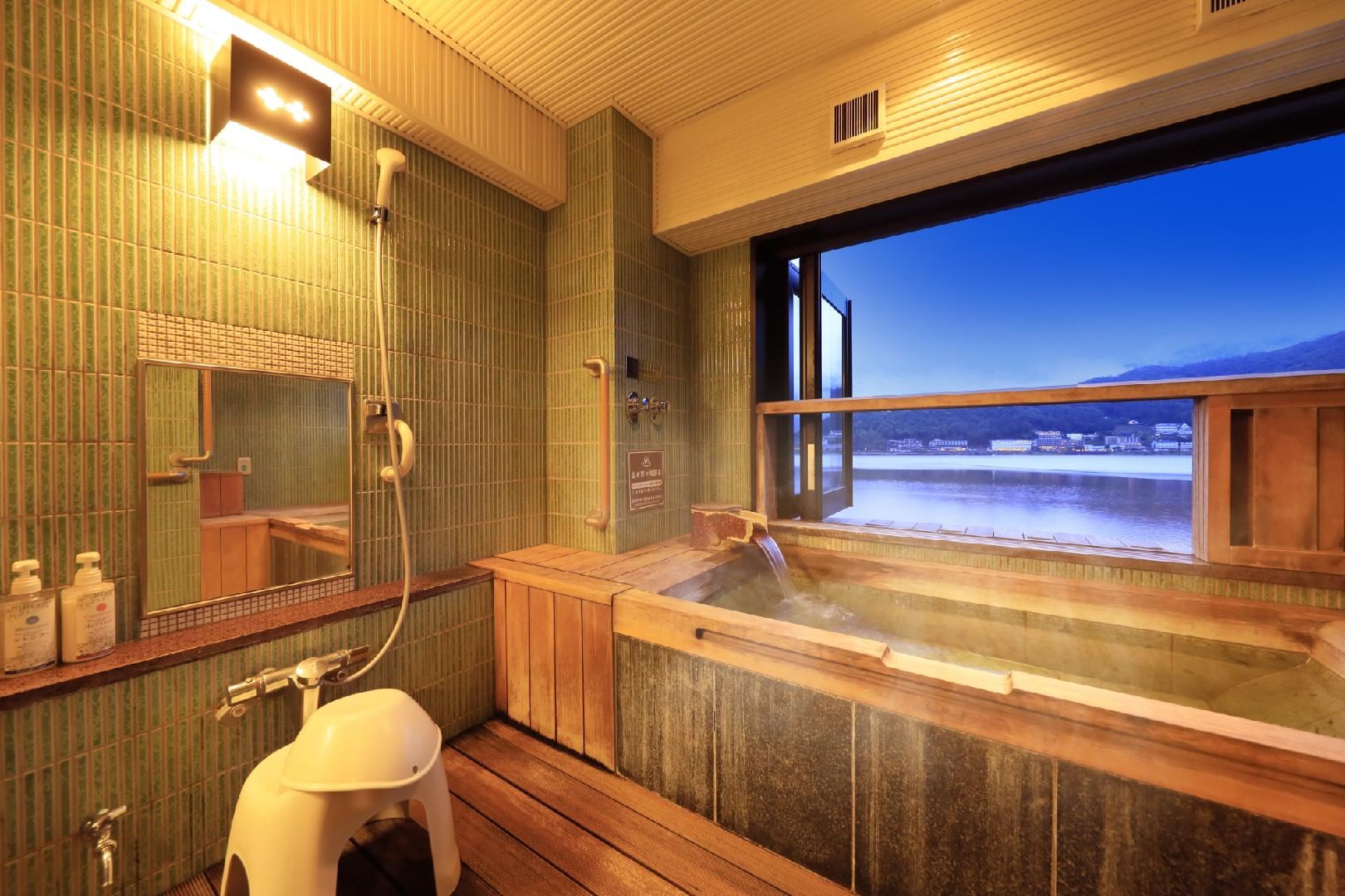 [East Wing] Semi-comfortable room with open-air bath on Lake Kawaguchi side [Non-smoking]