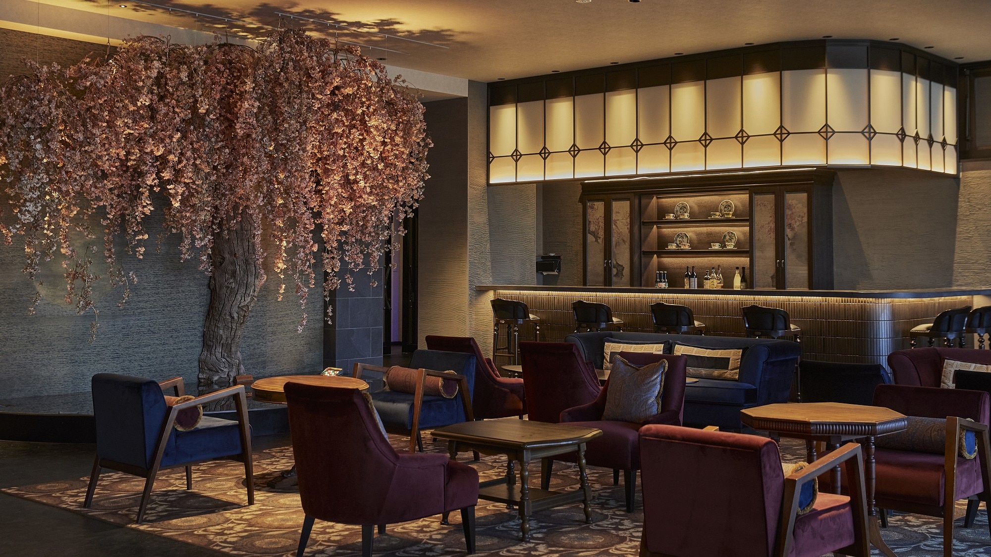 [Lobby Lounge] "Tsukishita no Sakura" illuminated in seven colors